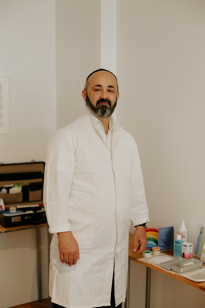 Rabbi Reuven Yaacobov performing brit milah ceremony in Berlin
